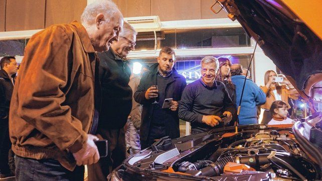 Los clientes se acercaron a ver la nueva gama de Renault.