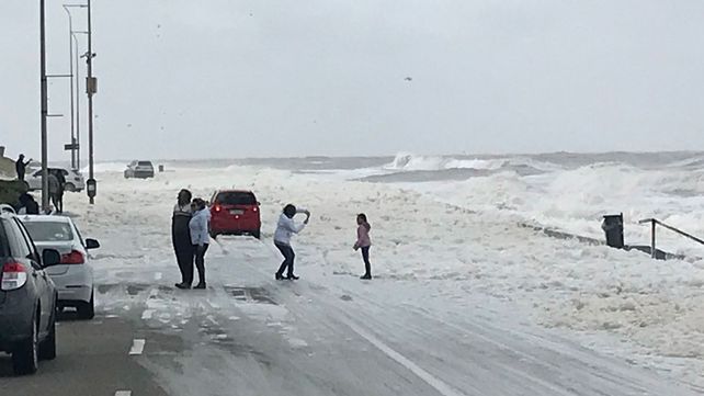 Una oleada de espuma sorprendió a la costa de Punta del Este