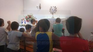 La imagen de una virgen que llora  conmueve a toda una comunidad