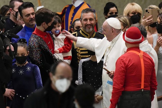 El Papa pidió simplificar los procesos de adopción e instó a las parejas  a tener más hijos