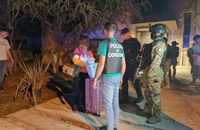La policía de Córdoba y fuerzas federales participaron del amplio operativo donde fueron detenidos ocho ciudadanos ecuatorianos en el Country del Golf