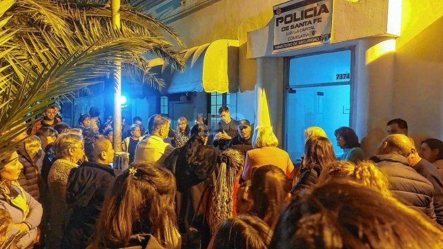 Vecinos concentrados frente a la Comisaría 8va. de barrio Guadalupe