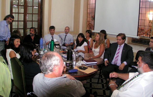 La reunión paritaria con los gremios de los profesionales de la salud.