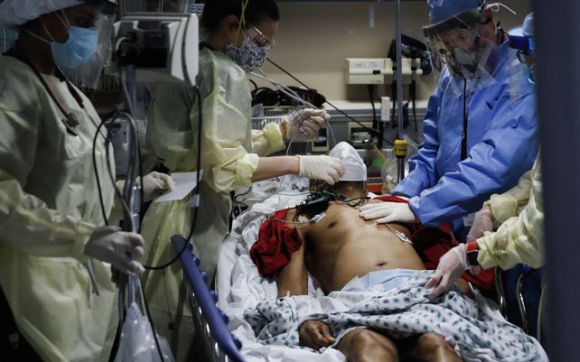 Un médico asiste a las enfermeras mientras tratan a un paciente que muestra síntomas de COVID-19 en un hospital de Nueva York.&nbsp;