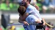 Manu Brunet se abraza a su compañero. El jugador de Uni es campeón olímpico.