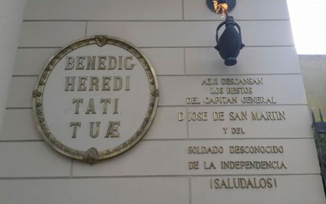En el mausoleo de San Martín reposan las cenizas del Soldado Desconocido de la Independencia.