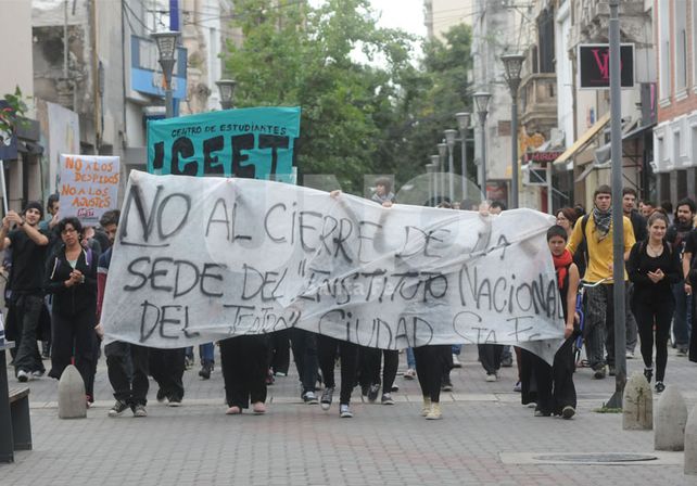 La manifestación de los teatreros locales se realizó este jueves en horas del mediodía. Foto: Mauricio Centurión / UNO Santa Fe.