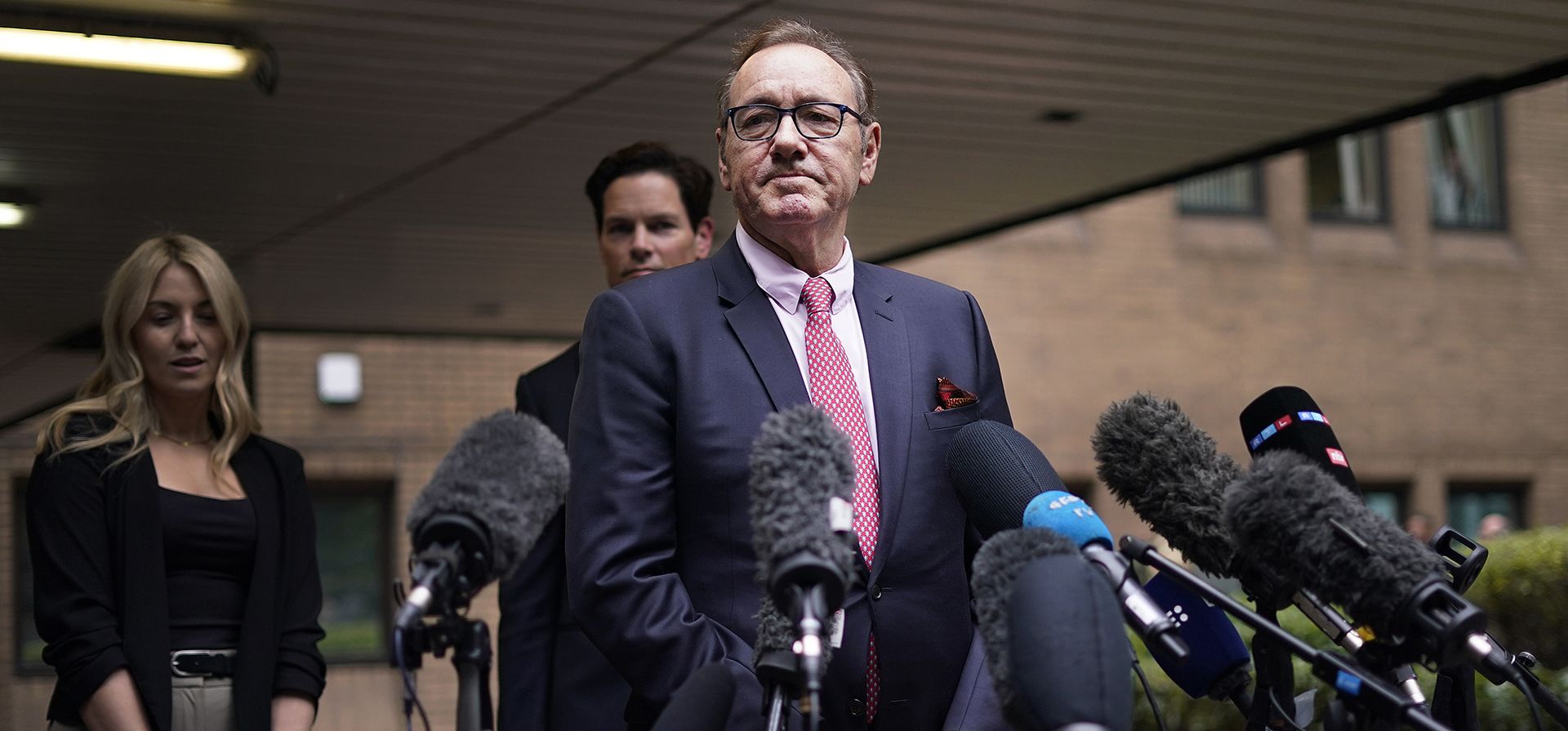 El actor Kevin Spacey se dirige a los medios de comunicación frente al Tribunal de la Corona de Southwark en Londres, el miércoles 26 de julio de 2023. Un jurado absolvió a Kevin Spacey de nueve delitos sexuales. La estrella de Hollywood, de 64 años, había sido juzgada en el Tribunal de la Corona de Southwark acusada de agredir sexualmente a cuatro hombres en el período comprendido entre 2001 y 2013. (AP Photo/Alberto Pezzali)
