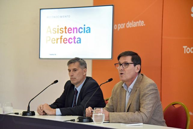 Anuncios del plan que consiste en otorgar un incentivo mensual y otro trimestral para premiar al docente que concurre al aula.