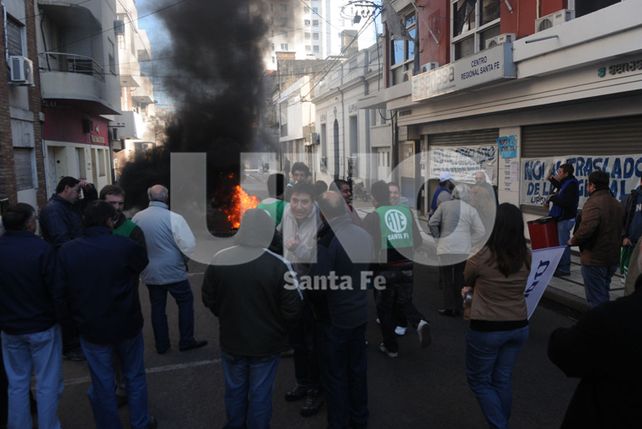 Los trabajadores de la Central Regional Santa Fe de Senasa realizaron una protesta en la puerta de la sede con corte de tránsito.