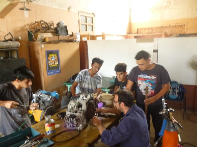 Alumnos secundarios están convirtiendo un vehículo utilitario con motor diesel   en otro eléctrico que será autosustentable