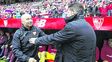 Los candidatos. Sampaoli y Simeone se acercan para abrazarse en el último partido entre Sevilla y Atlético de Madrid.&nbsp;