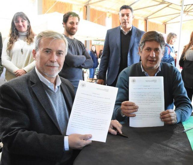 El evento contó con la presencia del Intendente de Funes, Roly Santacroce, y el Presidente de la Fundación, Gabriel Redolfi. También acompañaron la firma funcionarios municipales y directivos de Junior.