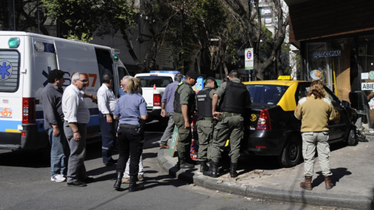 Un auto chocó a un taxi en Sarmiento y 9 de Julio y el conductor se dio ...
