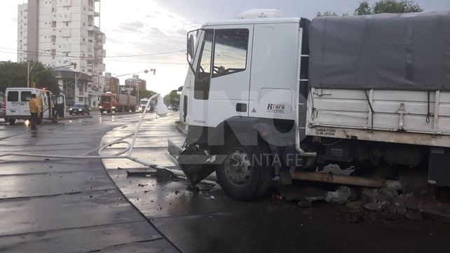 Se quedó sin frenos y chocó contra una columna en avenida Alem