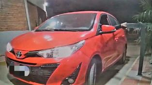 El momento en que los delincuentes huyen del country con el auto robado