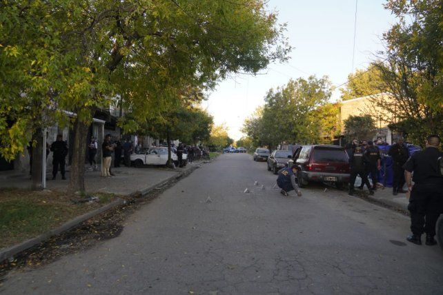 La camioneta bordó que arreglaba la tarde de ayer Larva Fernández cuando fue asesinado.