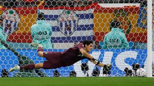 Bono, el arquero de Sevilla y la selección de Marruecos que se declara hincha de un equipo argentino y fan de uno de sus ídolos.
