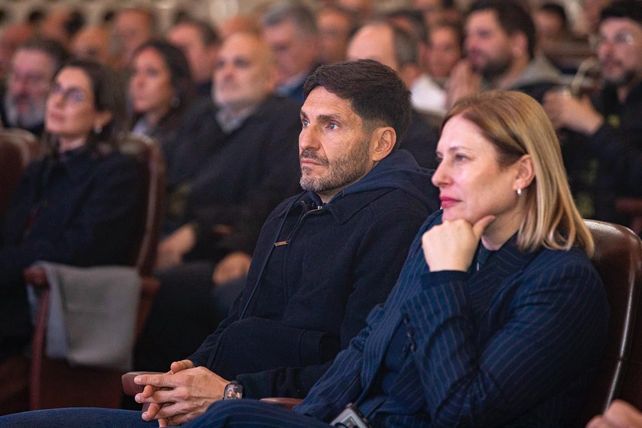 Maximiliano Pullaro y la vicegobernadora Gisela Scaglia en el Paraninfo de la UNL.