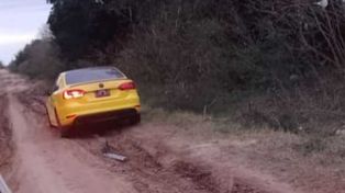 El auto quedó abandonado en un camino vecinal, encendido y con la música a todo volúmen.&nbsp;