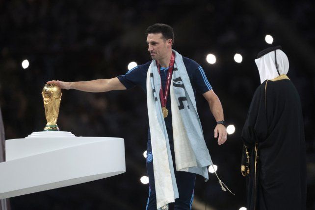 Emocionado. Lionel Scaloni acaricia la Copa del Mundo en Qatar.