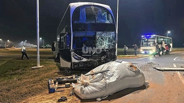 Fuerte choque: Un colectivo de tour y un camión colisionaron en Sauce Viejo