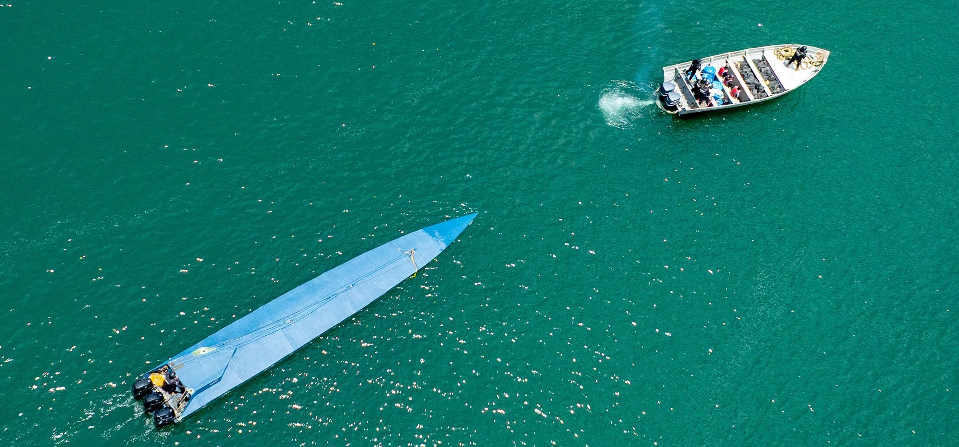 La Armada salvadoreña escolta un semisumergible que transporta 1,3 toneladas de cocaína tras detener a dos ecuatorianos y un colombiano a bordo. La embarcación fue interceptada a 600 millas náuticas al suroeste del estuario de Jaltepeque, y transportaba una carga valorada en 33 millones de dólares, dijo el presidente de El Salvador, Nayib Bukele. Fotografía: Oficina de Prensa de la Presidencia de El Salvador/AFP/Getty Images La Armada salvadoreña escolta un semisumergible que transporta 1,3 toneladas de cocaína tras detener a dos ecuatorianos y un colombiano a bordo. La embarcación fue interceptada a 600 millas náuticas al suroeste del estuario de Jaltepeque, y transportaba una carga valorada en 33 millones de dólares, dijo el presidente de El Salvador, Nayib Bukele. Fotografía: Oficina de Prensa de la Presidencia de El Salvador/AFP/Getty Images