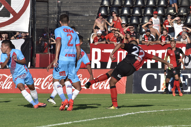 Arrancó el 2018 con una sonrisa. Héctor Joaquín Varela convierte uno de los dos goles leprosos para vencer a Arsenal 2 a 1 en el Coloso en el primer cotejo de ese año.