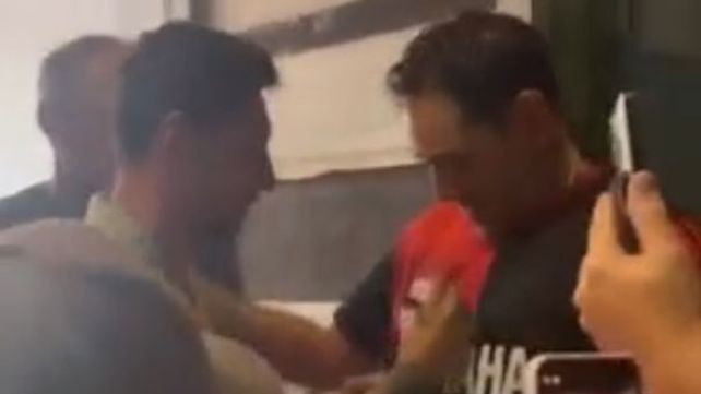 Lionel Messi le firmó&nbsp; a un hincha una camiseta de Newells en su primera salida noctura con la familia en Miami.&nbsp; 