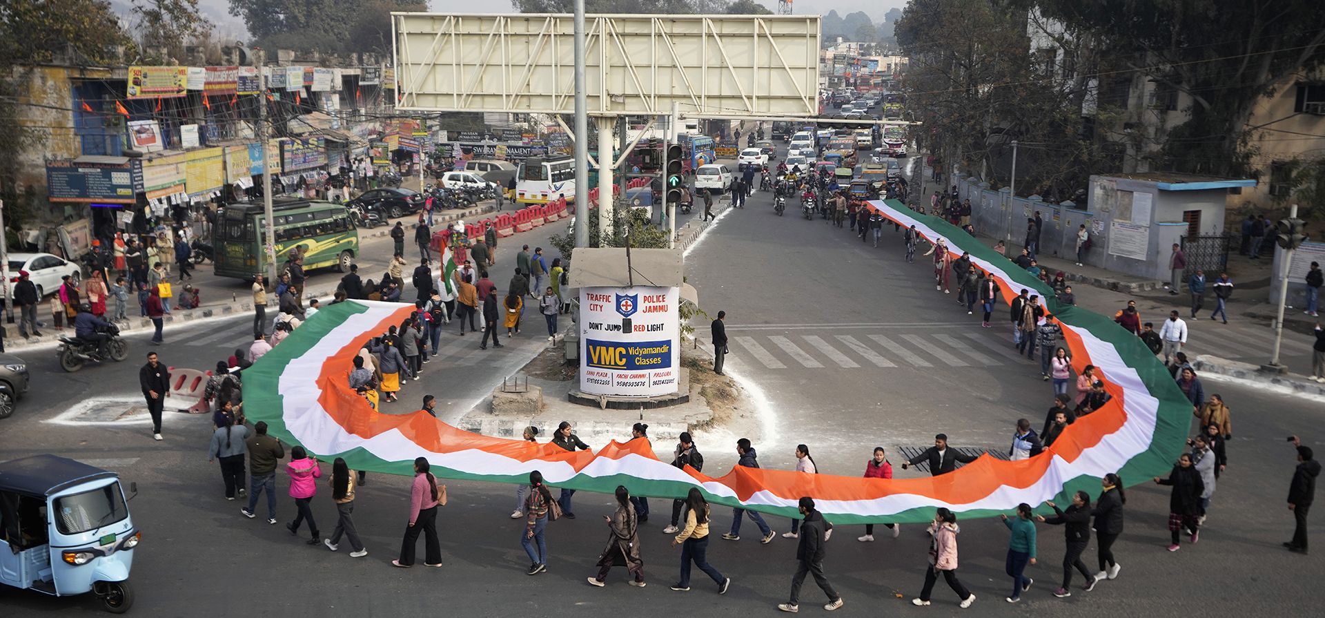 Estudiantes pertenecientes a Akhil Bharatiya Vidyarthi Parishad (ABVP) llevan una larga pancarta con los colores de la bandera nacional india por la ciudad en vísperas del Día de la República en Jammu, India, el jueves 25 de enero de 2024. (Foto AP/ Channi Anand) Estudiantes pertenecientes a Akhil Bharatiya Vidyarthi Parishad (ABVP) llevan una larga pancarta con los colores de la bandera nacional india por la ciudad en vísperas del Día de la República en Jammu, India, el jueves 25 de enero de 2024. (Foto AP/ Channi Anand)