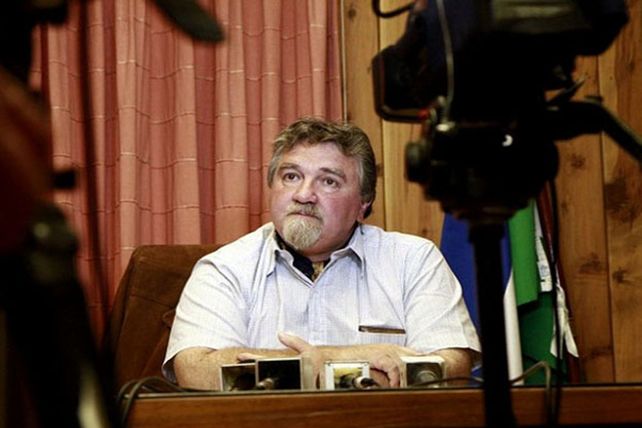 Por los saqueos suspendieron al intendente de Bariloche, Omar Goye