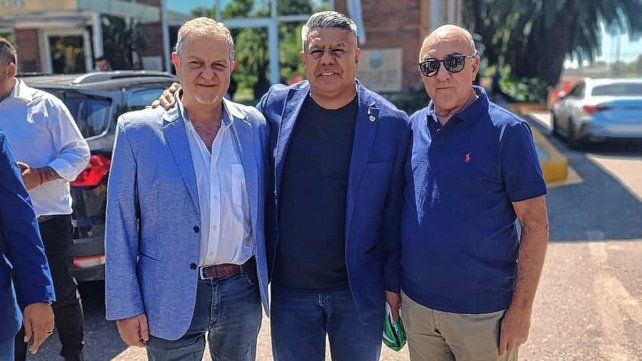Alejandro Schneider junto a Chiqui Tapia y Julio Larroca (Presidente de la Liga de Concordia).
