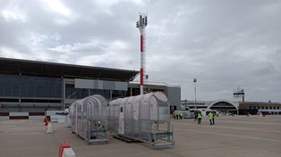 Las estructuras comenzaron a montarse este lunes en el aeropuerto y se estima que los trabajos demandarán 20 días. Estarán operativas una vez que culminen las obras de ampliación de la terminal aérea, en febrero de 2024.