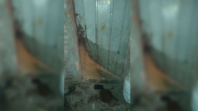 Los delincuentes ingresaron por una puerta trasera de la vivienda. Los delincuentes ingresaron por una puerta trasera de la vivienda.