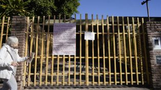 Una nena tropezó en el patio de la escuela, golpeó su cabeza y murió