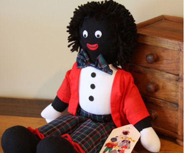 Tienda de la reina de Inglaterra retira pol&eacute;micas mu&ntilde;ecas negras