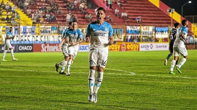 Opazo festeja el primer gol de Racing en Resistencia.