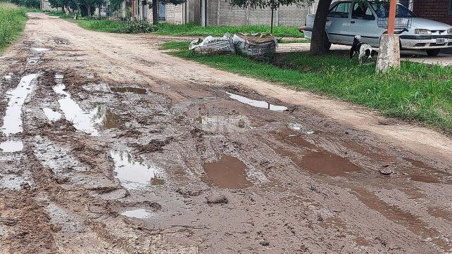 Vecinos denuncian que las calles de barrio La Esmeralda se encuentran intransitables.