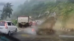 Video: dos personas murieron en India al caer rocas sobre tres autos
