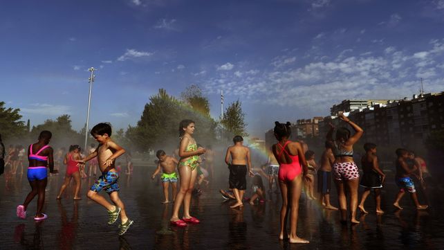 Abrasador. Niños se duchan en un parque de Madrid.