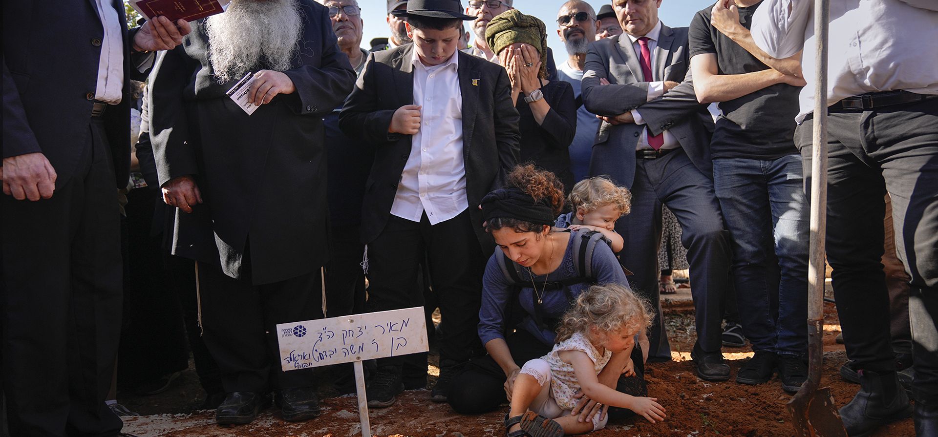 Una mujer israelí junto a sus hijos y otras personas lloran sobre la tumba de su esposo Meir Tamari, de 32 años, durante su funeral en el asentamiento judío de Shaked, en Cisjordania, el miércoles 31 de mayo de 2023. Tamari fue asesinado a tiros por palestinos armados el martes cerca de Hermesh, el asentamiento cercano en el norte de Cisjordania donde vivía. (Foto AP/Ohad Zwigenberg) Una mujer israelí junto a sus hijos y otras personas lloran sobre la tumba de su esposo Meir Tamari, de 32 años, durante su funeral en el asentamiento judío de Shaked, en Cisjordania, el miércoles 31 de mayo de 2023. Tamari fue asesinado a tiros por palestinos armados el martes cerca de Hermesh, el asentamiento cercano en el norte de Cisjordania donde vivía. (Foto AP/Ohad Zwigenberg)