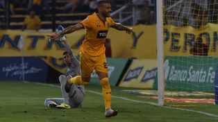 El último festejo ante Boca. Sebastián Ribas acaba de convertir el gol del triunfo contra Boca cuando Central se impuso 1 a 0 en el Gigante, en 2019.