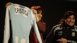 Agosto de 2009. Cristina y Diego, por entonces DT de la selección argentina, en el lanzamiento de Fútbol para Todos.