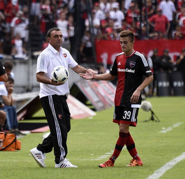 Estímulo. Diego Osella le entrega la pelota a Elías Jalil