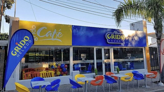 Entraron a una heladería y se fueron con la caja fuerte