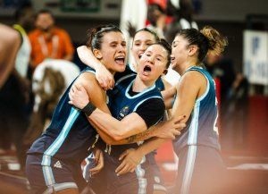 La Selección Argentina femenina logró un triunfo agónico con un triple sobre la chicharra