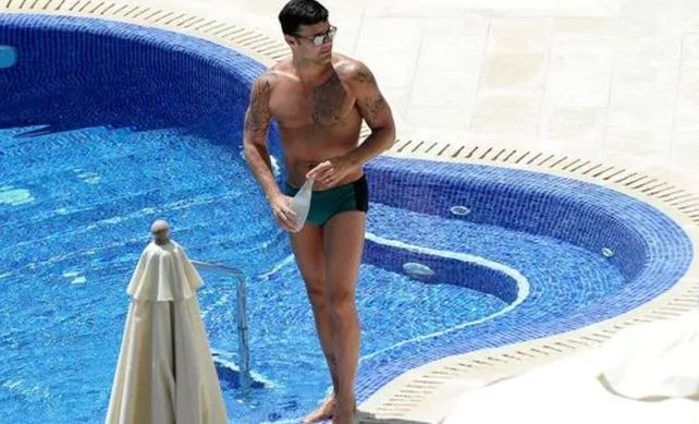 Ricky Martin mostró su lomazo con una sunga súper ajustada en Mallorca