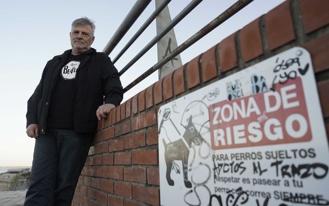 Hugo Grosso junto al cartel de Parque España. El director habló de las metáforas del salto al vacío y de su eterna “rosarinidad”.