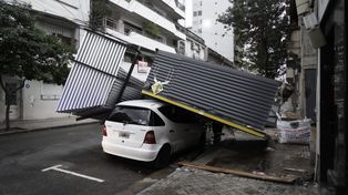 El viento hizo colapsar las columnas que sostenían las chapas.