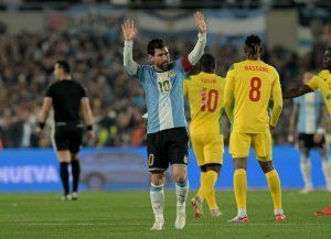 Noche histórical: Argentina golea a Benín con un gol de Messi en su despedida